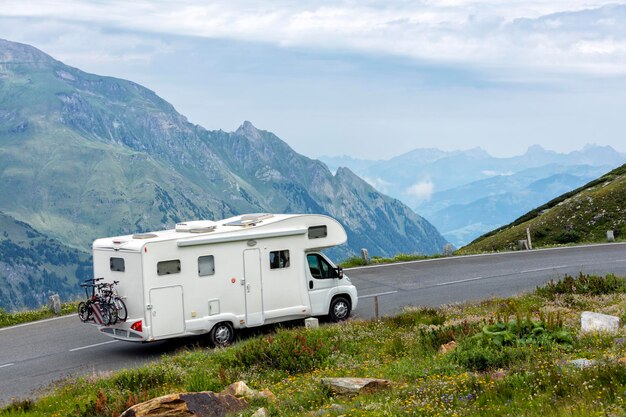 Karavaan op de bergweg tegen de lucht