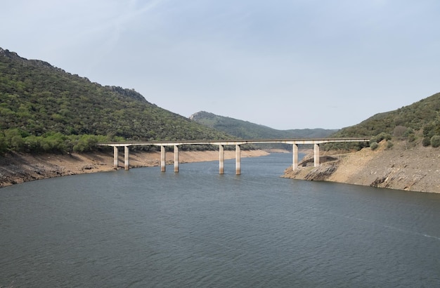 Kardenale brug over de rivier de Taag Nationaal Park van Monfrague