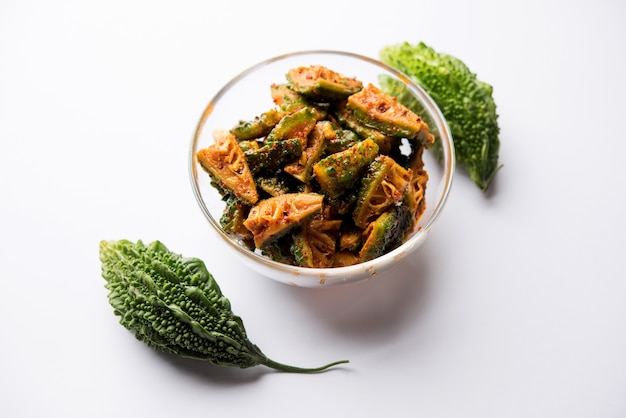 Karela Achar 또는 Bitter Gourd Pickle, 인기있는 인도 요리법