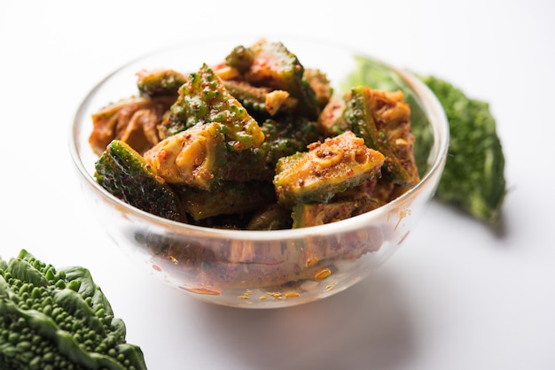 Karela Achar 또는 Bitter Gourd Pickle, 인기있는 인도 요리법