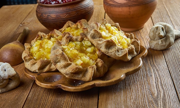 Karelische pastei met appels en abrikozen Traditionele pasteitjes hadden meestal een korst van rogge, maar t