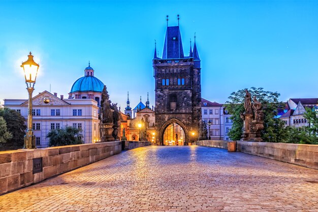 Karelsbrug en de oude stad van Praag in de ochtendschemering