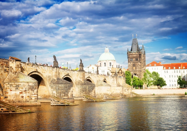 Karelsbrug over de wateren van de rivier de Moldau, Praag, Tsjechische Republiek, toned