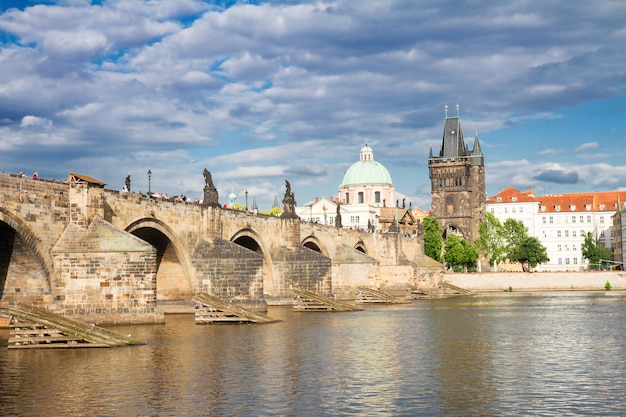 Karelsbrug over de wateren van de rivier de Moldau, Praag, Tsjetsjenië