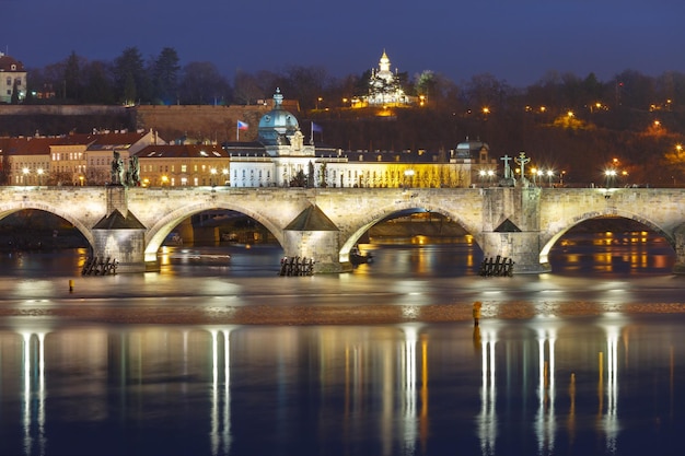 Karelsbrug 's nachts in Praag, Tsjechië