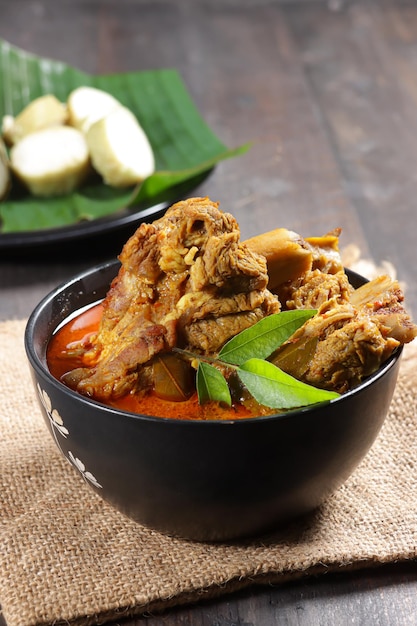 Kari iga sapi of Gulai iga sapi is Indonesische ribbeefcurry