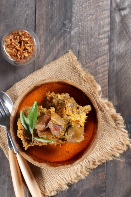 Kari kambing o gulai kambing è la tradizionale zuppa di montone al curry dell'indonesia