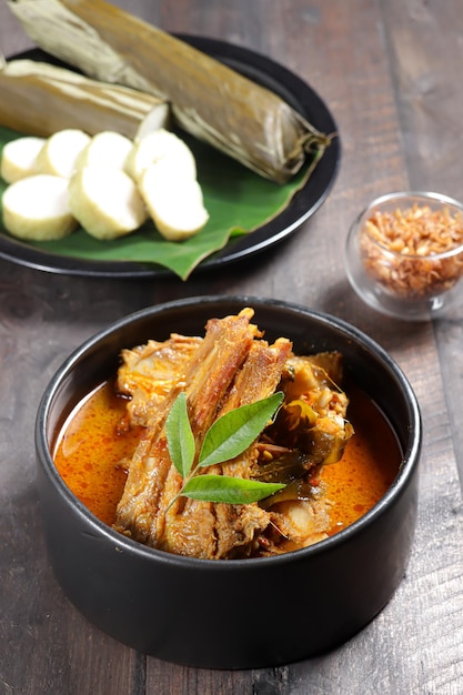 Kari of Gulai Iga Kambing of is Indonesische traditionele schapenvleesribben currysoep