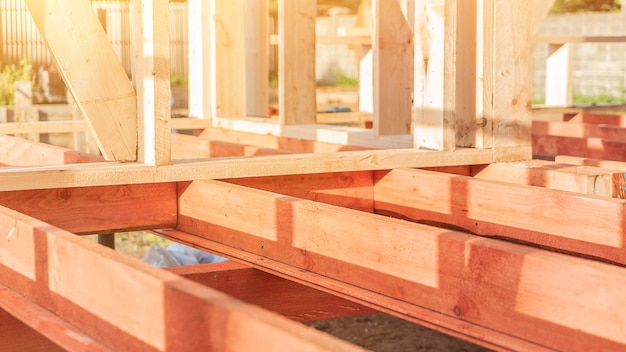 Karkas van houten balken op bouwplaats op zonnige dag premium foto