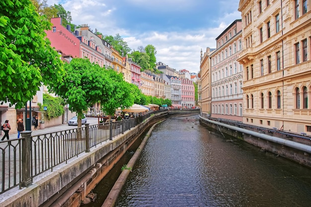 Karlovy Vary, Tsjechië - 5 mei 2014: Dijk aan de Tepla-rivier van Karlovy Vary, Tsjechië. Mensen op de achtergrond