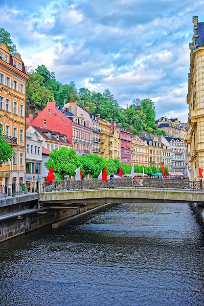 Karlovy Vary, Tsjechië - 5 mei 2014: Promenade aan de Tepla-rivier van Karlovy Vary, Tsjechië. Mensen op de achtergrond