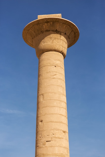 Karnak-tempel, kolossale sculpturen van het oude Egypte in de Nijl