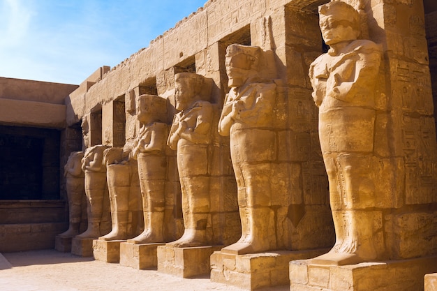 Karnak-tempel, kolossale sculpturen van het oude Egypte in de Nijlvallei in Luxor, reliëf hiërogliefen op de muur