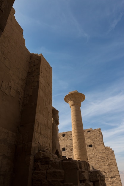 Karnak tempel, kolossale sculpturen van het oude Egypte in de Nijlvallei in Luxor, reliëf hiërogliefen op de muur.