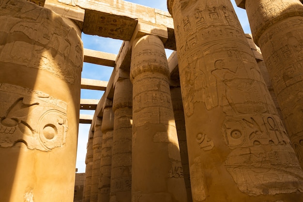ルクソールのナイル渓谷にある古代エジプトのカルナック神殿の巨大な彫刻