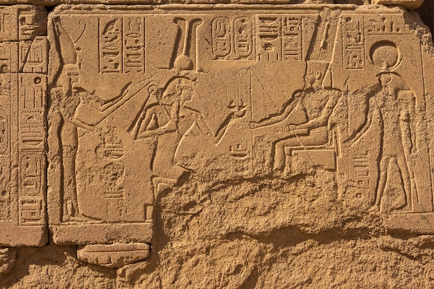 Foto tempio di karnak sculture colossali dell'antico egitto nella valle del nilo a luxor