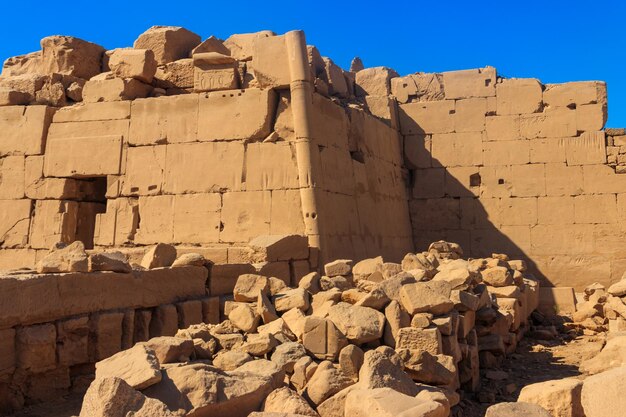 일반적으로 Karnak으로 알려진 Karnak Temple Complex는 룩소르 이집트의 부패한 사원 예배당 철탑 및 기타 건물이 광범위하게 혼합되어 있습니다.