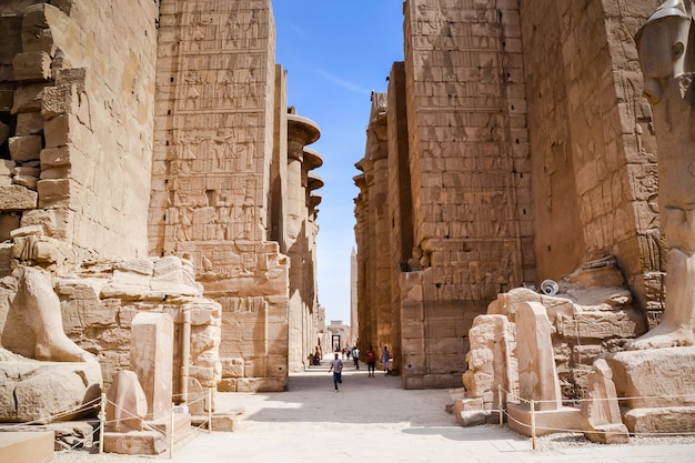 Karnak으로 일반적으로 알려진 Karnak Temple Complex는 부패한 사원, 예배당, 철탑 및 이집트 룩소르 근처의 다른 건물들로 구성되어 있습니다.