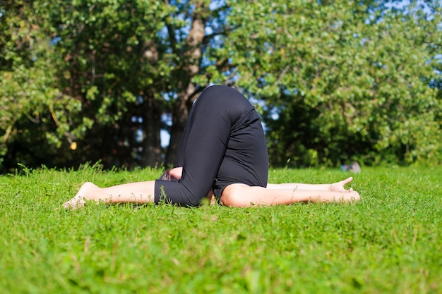 Karnapidasana - ear pressing pose