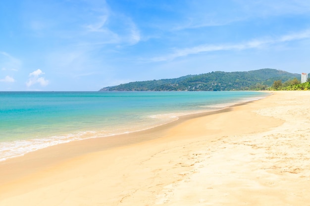 Photo karon beach with crystal clear water and wave, famous tourist de