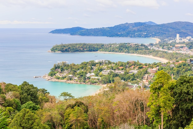 Punto di vista di karon e spiaggia di karon, phuket, tailandia