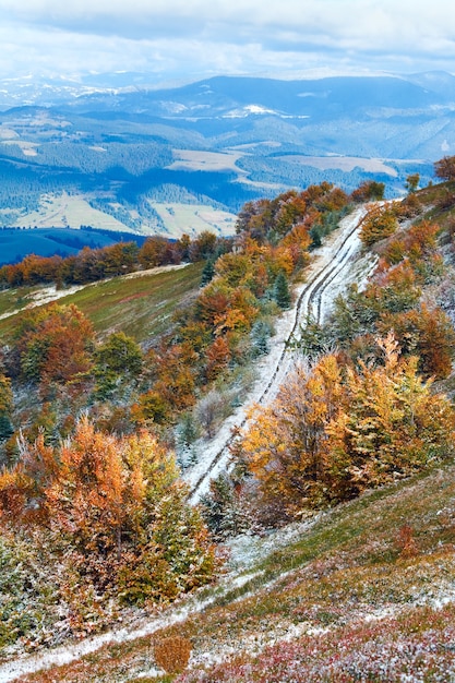 Karpaten bergplateau met eerste wintersneeuw en herfst kleurrijk gebladerte