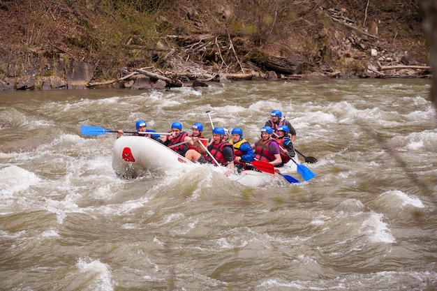 Karpaten Oekraïne 01 mei 2015Rafting team spatten op de golven raften extreme en leuke sport Groep mensen met gids wildwater raften en roeien op rivierrafting boot extreme sport