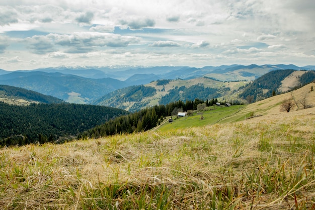 Karpaten van de het landschapsrand van de Bergen hoogste mening tijd van het de zomer de dramatische weer met bewolkt blauwe hemel