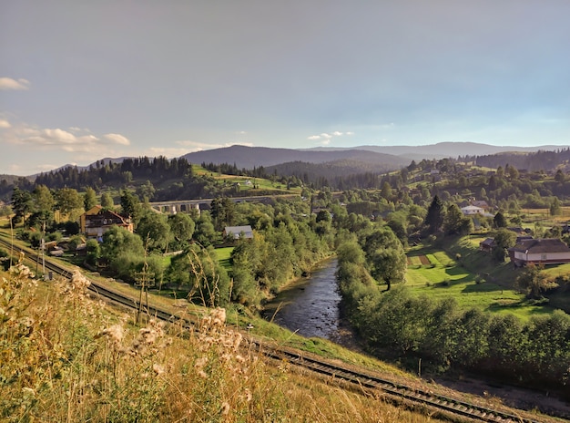 Foto karpatische bergbaan. spoorweg. zomer landschappen