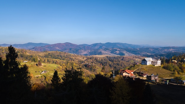 Karpatische Mountines met blauwe hemel