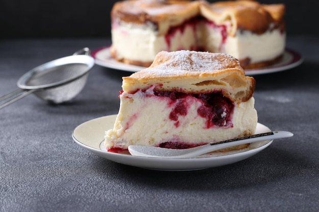 Karpatka con ciliegie tradizionale torta di crema polacca su sfondo scuro primo piano