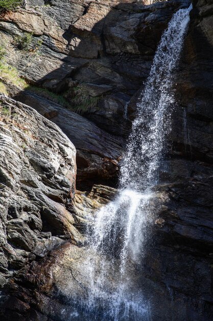 Photo karst fissure by lillaz waterfall water splashes sunlight cogne aosta valley italy