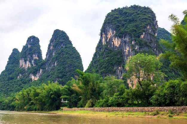 Xingping Town의 Karst 봉우리와 Lijiang River로 알려진 Li 강.