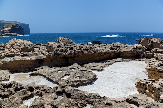 Foto formazione rocciosa carsica sulla costa dell'isola di gozo malta