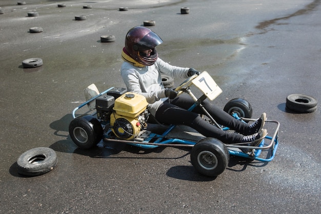 Karting - bestuurder in helm op kartcircuit