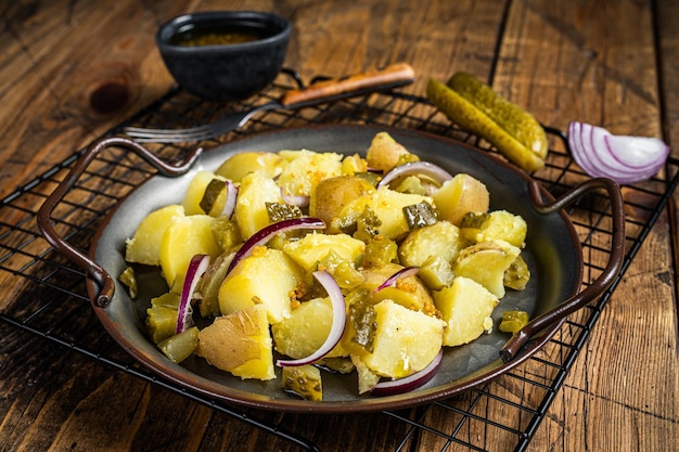 Foto kartoffelsalat insalata di patate tedesca tradizionale fondo in legno vista dall'alto