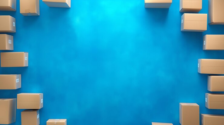 Kartondozen rond een helderblauwe muur in een pakhuis tijdens de dag
