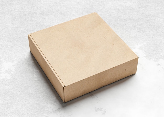 Kartonnen doos bovenop cementvloeren nuttig voor mock-up
