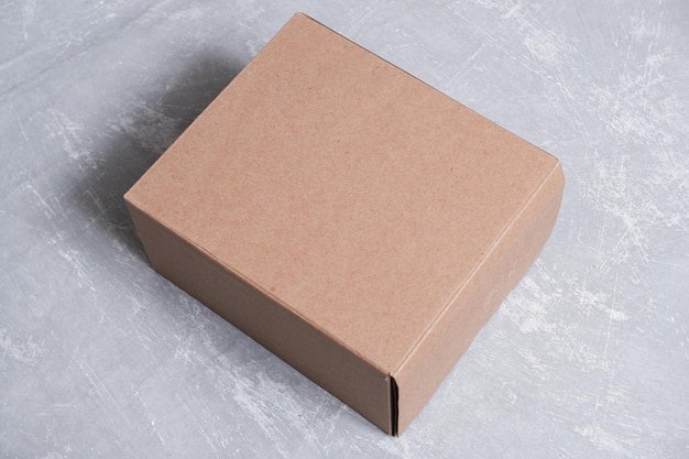 Kartonnen doos bovenop cementvloeren nuttig voor mock-up