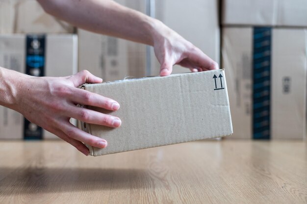 Kartonnen doos pakket verzending concept Een pakket afleveren