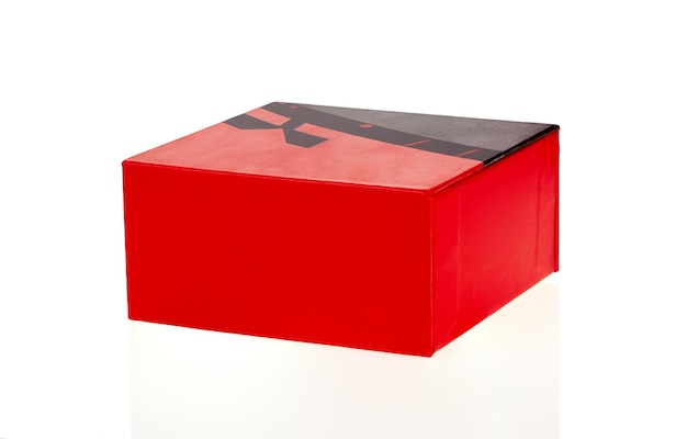 Kartonnen doos rood vierkant gesloten geïsoleerd op een witte achtergrond
