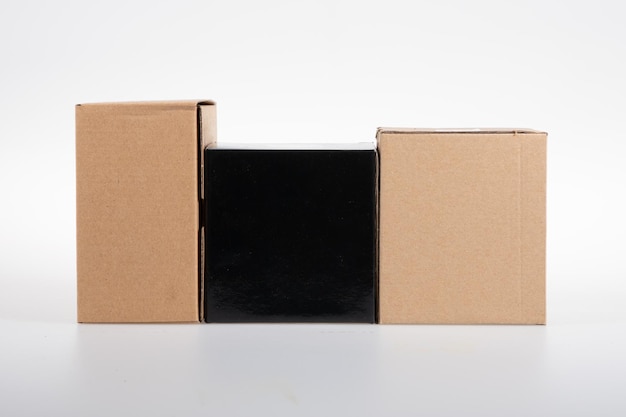 Kartonnen dozen drie pakket bruin zwart witte achtergrond