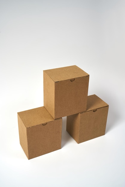 Kartonnen dozen op een geïsoleerde witte achtergrond