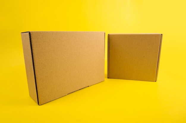 kartonnen dozen van verschillende vormen en posities geïsoleerd op een gele achtergrond