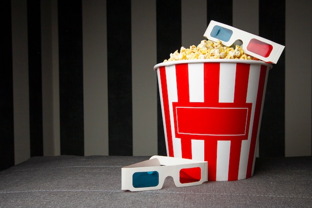 kartonnen emmer popcorn withn3d glazen