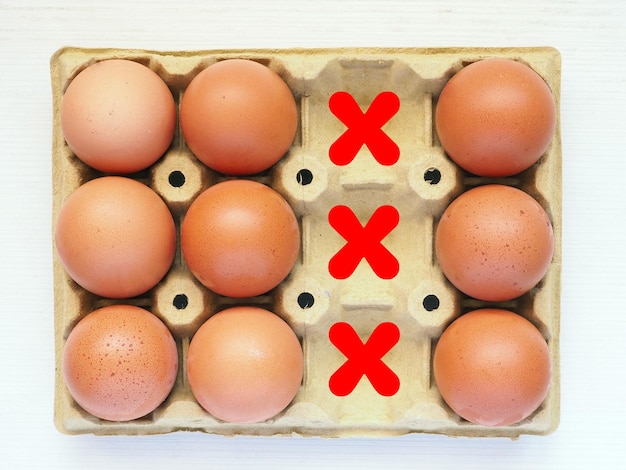 Kartonnen schaal met eieren is vijfentwintig procent leeg Vermindering van het consumptieconcept