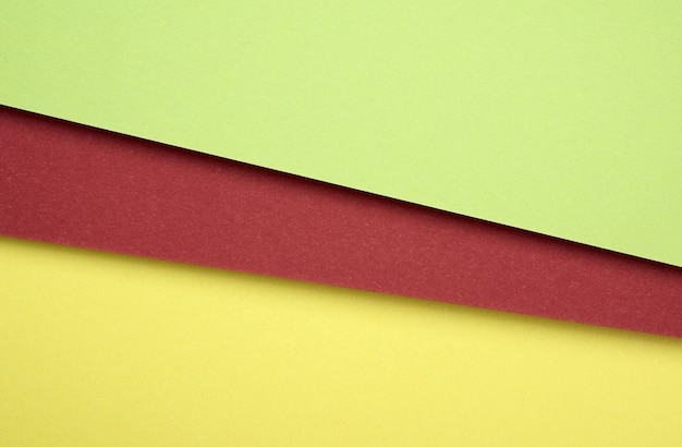 Kartonnen vellen gekleurd groen, rood en geel papier