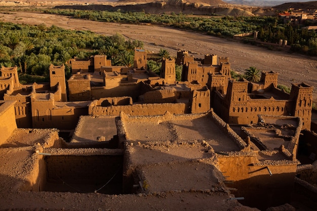モロッコのカスバアイットベンハドゥには、要塞と伝統的な粘土の家があります