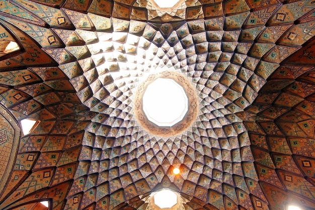 イラン、カーシャーン-2017年8月14日：歴史的なグランドバザールの中世のティムチェイェアミンオッドダウレ（アミノドールキャラバンセライ）大ホールの素晴らしいインテリア