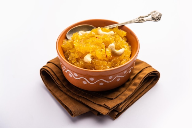 Kashi halwa 또는 kasi halva는 Ash Gourd 또는 흰색 호박 또는 카두를 사용하여 만든 Karnataka의 고전적이고 전통적인 디저트 중 하나입니다.